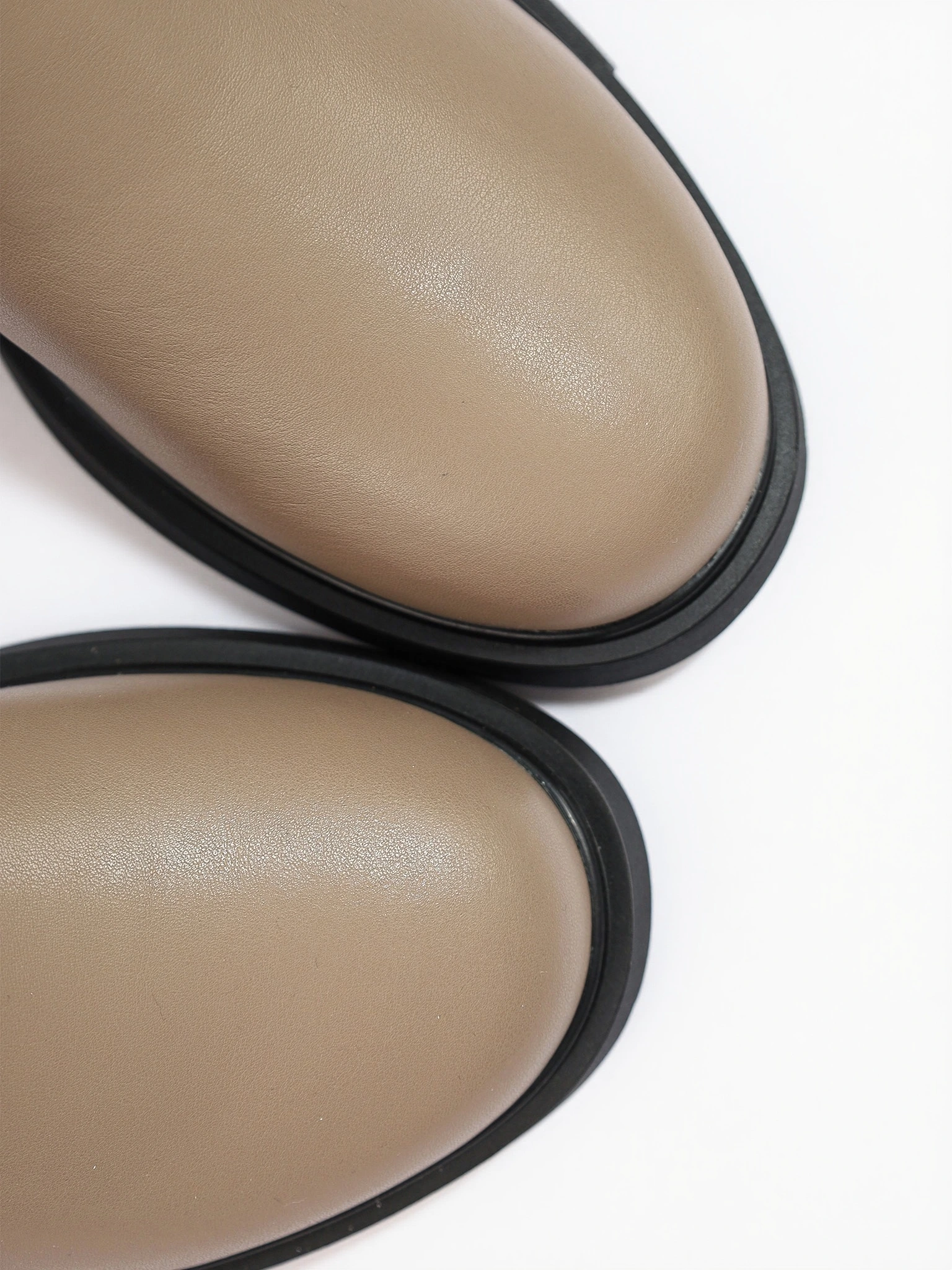 Ботинки-челси бежевого цвета с декоративным ремешком из натуральной кожи